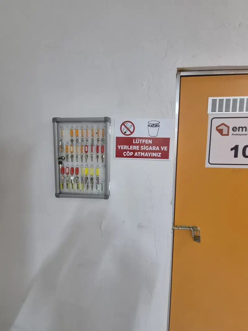 Depo bölmelerinin etiketli anahtarlarının asılı olduğu kilitli pano