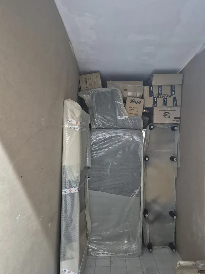 Balonlu ambalajla sarılmış mobilyalar ve koliler