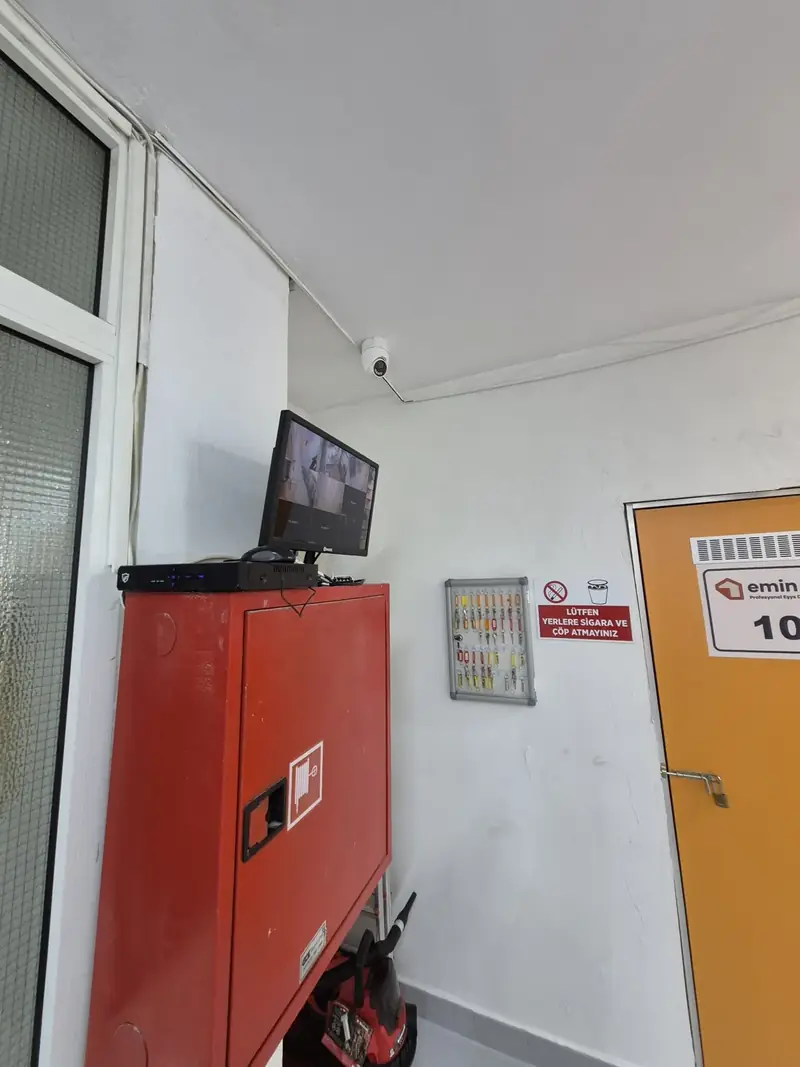 Depo girişinde güvenlik kamerası, kayıt cihazı ve yangın dolabı