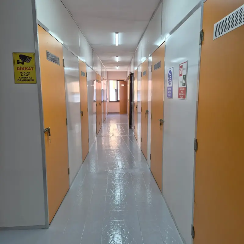 Kolumanlar eşya depolama bölmelerinin dizildiği koridor