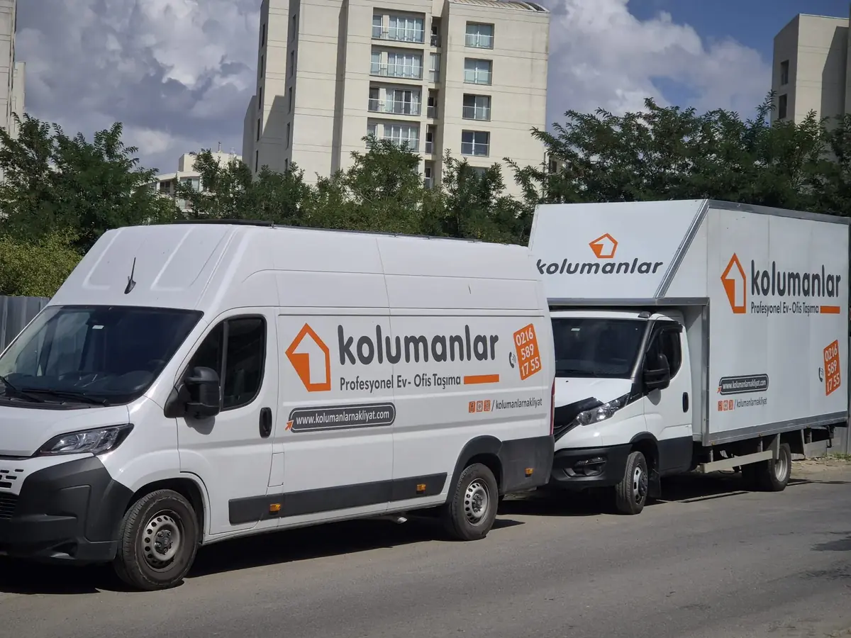 Kolumanlar Nakliyat'ın logolu kamyoneti ve kapalı kasa kamyonu