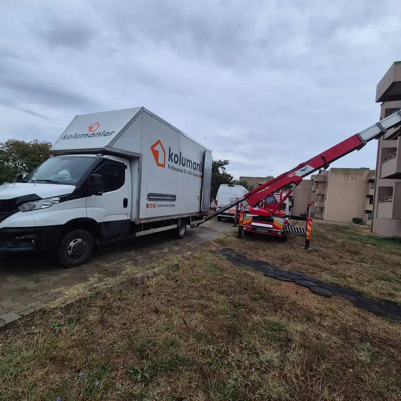 Kurulu mobil asansör ve taşıma kamyonu